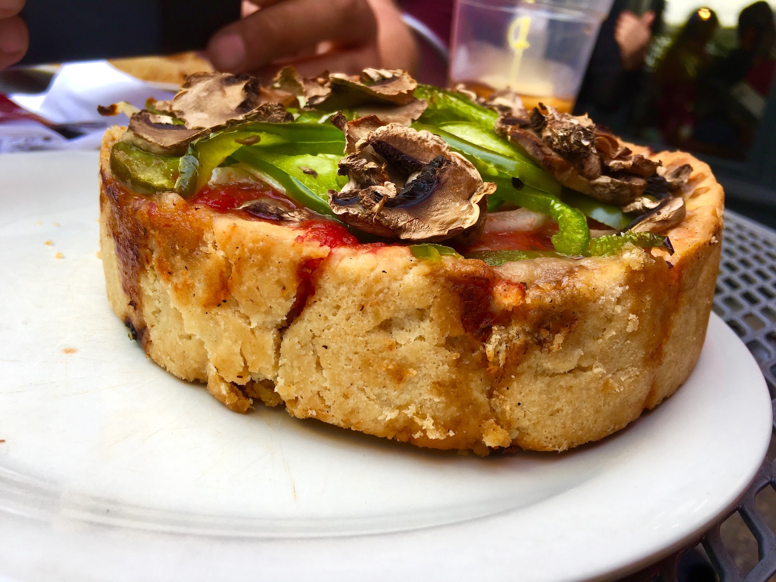 Deep dish pizza z Pizzeria Uno w Chicago