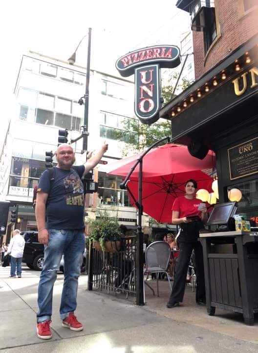 Autor przed lokalem Pizzeria Uno w Chicago