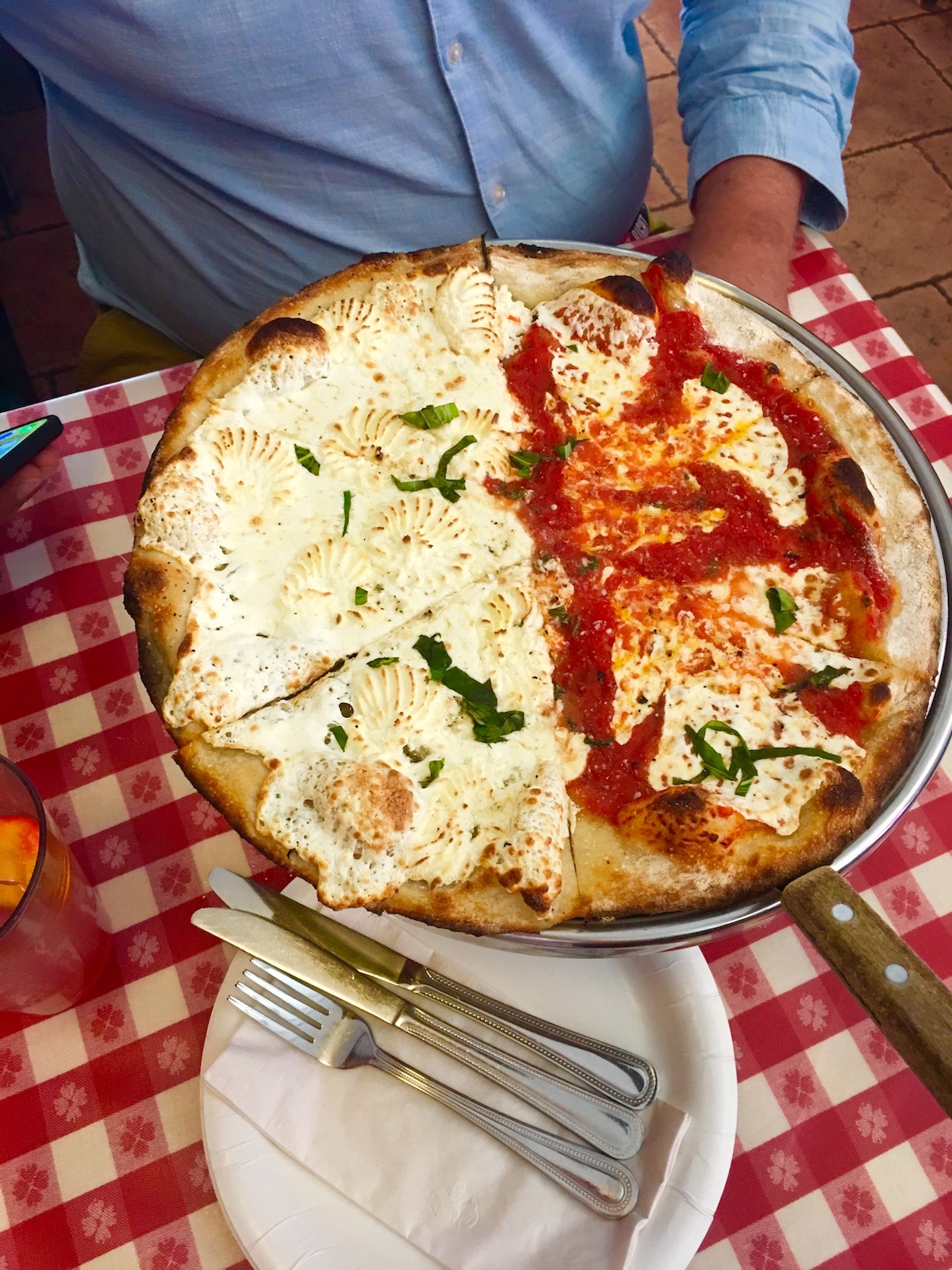 Pizza "pól na pół" w Lombardi's
